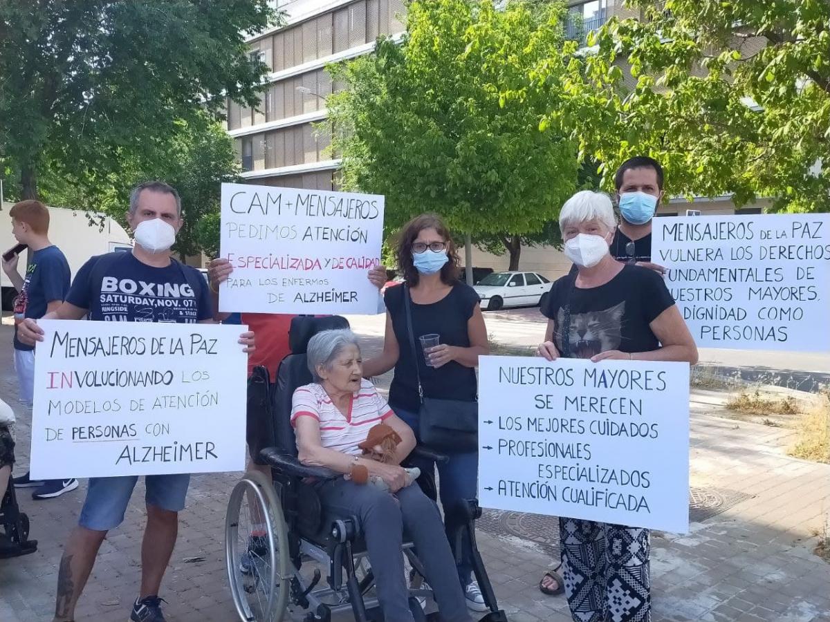 Carteles en concentración familiares Reina Sofía